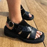 Sandalias negras de cuero vacuno, con plataforma de goma micro forrada en cuero, punta cuadrada y tiras anchas cruzadas sobre el empeine.