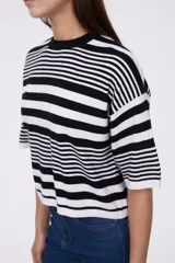 Remera corta a rayas horizontales blancas y verde oliva, de mangas cortas y corte holgado.