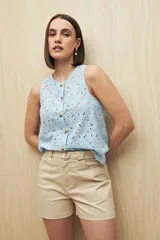 Short negro de gabardina, corte recto, con bolsillos delanteros y traseros, y presillas para cinturón.