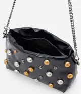 Bolso bandolera pequeño color negro, con correa de cadena desmontable y tachas redondas plateadas y doradas.