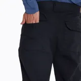 Pantalón negro de algodón canvas con spandex, corte regular, cierre con botón y cremallera, dos bolsillos laterales abiertos y dos bolsillos traseros con cierre de parche.