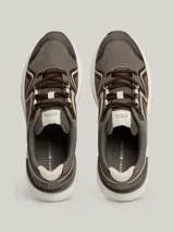 Zapatillas de running Tommy Hilfiger color gris con detalles en marrón y blanco.
