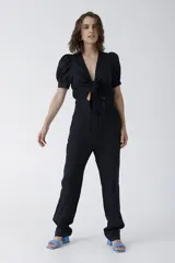 Mono largo color celeste, de lino, con escote en V, mangas cortas abullonadas y lazo en la cintura.