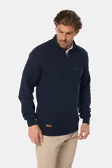 Buzo azul marino de punto con medio cierre y cuello alto.