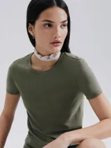 Camiseta de manga corta color terracota, con cuello redondo y corte ajustado.