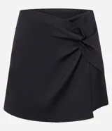 Short pollera blanco de sastrería con nudo sobrepuesto delantero.