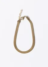 Pulsera dorada de acero quirúrgico con eslabones planos tipo serpiente.