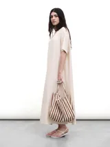 Vestido largo negro con escote en V y mangas cortas, de corte oversize y tejido con lurex.