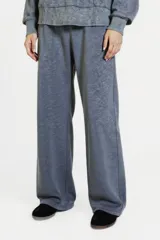Pantalón negro de corte recto y tiro alto, con cintura elástica y cordón ajustable.