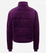 Campera deportiva de terciopelo color violeta, con cuello alto, cierre de botones, bolsillos laterales y puños ajustados.