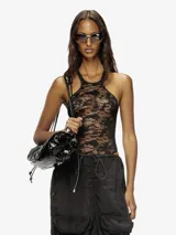 Body de encaje elástico negro con estampado de camuflaje y escote deportivo con detalle de D ovalada metálica en el centro.