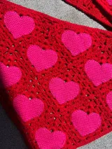 Pañuelo de crochet rojo con diseño de corazones rosados, para usar en la cabeza o en la cintura.