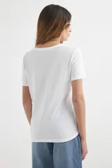 Remera blanca de algodón con cuello redondo y estampado frontal con la frase "Ready to Start" repetida en color plateado.