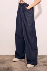 Pantalón jean azul oscuro de corte wide leg y tiro medio.