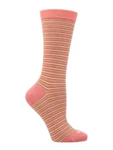 Calcetines largos hasta la rodilla, color rosa con rayas horizontales amarillas.