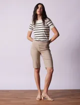 Bermuda blanca en gabardina elastizada, marca Ruby Rd. Pretina ancha elastizada. Delantera con bolsillos simulados. Trasera con bolsillos aplicados.