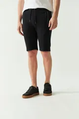 Short de felpa azul marino para hombre, con bolsillos con cierre, logo estampado y cintura ajustable.