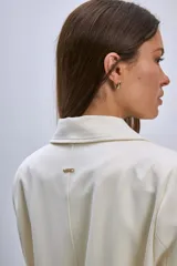 Chaqueta roja con cuello camisero, manga larga y cierre con botones a presión.
