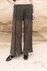 Pantalón de crochet color chocolate, de tiro alto y corte ancho.