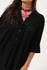 Camisa negra de tejido calado, con escote en V, abotonada y manga 3/4.