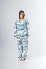 Pijama de algodón estampado, compuesto por una camisa de manga larga con botones y un pantalón recto con elástico en la cintura.