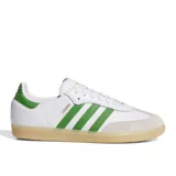 Championes Adidas Samba Adv, color blanco con detalles en verde y suela color caramelo.