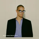 Lentes de lectura con filtro de luz azul, marca Banna. Montura cuadrada de acetato color negro y lentes transparentes de CR39 con protección UV400. Diseñados para brindar comodidad y durabilidad.