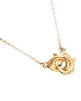 Collar dorado con dije de mosquetón entrelazado.