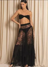 Falda larga de encaje negro con cintura alta y lazo lateral.