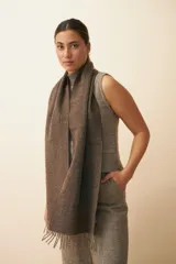 Bufanda unisex con flecos, confeccionada en lana fina sin teñir, con diseño pata de gallo en tonos beige y marrón.