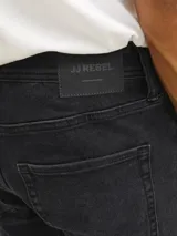 Jean negro de corte tapered fit, tiro regular, cinco bolsillos y cierre de cremallera. Confeccionado en tejido de sarga con mezcla de algodón, poliéster, lyocell, viscosa y elastano.