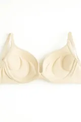 Soutien blanco de microfibra sin costuras, preformado, con aro y copa push up. Breteles regulables.