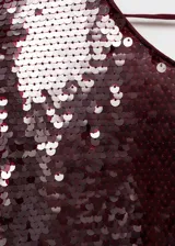 Vestido corto de fiesta color borgoña con lentejuelas, escote redondo y mangas largas.