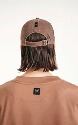 Remera marrón sin mangas de corte holgado.
