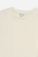 Remera de algodón color crema, de corte clásico y cuello redondo.