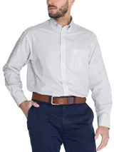 Camisa de hombre RKF, modelo WF PB, de manga larga con diseño a cuadros celestes y blancos. Tiene cuello abotonado, bolsillo en el pecho con logo bordado y tecnología wrinkle-free.