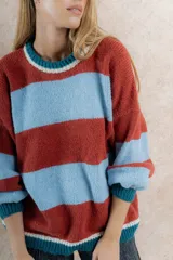 Sweater de mohair a rayas horizontales color ladrillo y celeste, con cuello redondo y mangas largas abullonadas con puño.