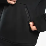 Campera gris melange con cierre frontal, capucha y bolsillos laterales con cierre. Tiene un logo pequeño en el pecho.