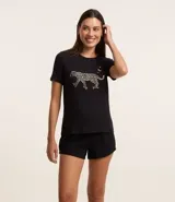 Pijama de dos piezas, compuesto por una remera de viscosa negra con estampado de leopardo y un short negro con lazo en la cintura.