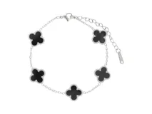 Pulsera de acero plateado con cinco dijes en forma de trébol de cuatro hojas con acrílico negro.