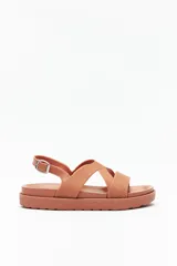 Sandalia color ladrillo con plataforma chunky de goma liviana, tiras entrelazadas ajustables y hebilla metálica.