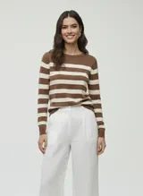 Suéter de punto con cuello redondo y puños acanalados, de manga larga. Presenta un patrón de rayas horizontales anchas en tonos marrón oscuro (Brown Lentil) y blanco crema (Birch).