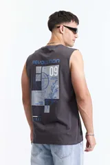 Musculosa gris oscuro de algodón, corte oversize, con cuello redondo y estampado en la espalda con la palabra "Revolution" y gráficos en azul.