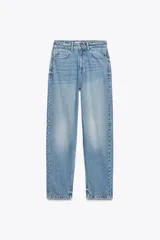 Jeans de tiro alto color celeste, corte mom fit, con cinco bolsillos y cierre frontal con cremallera y botón.