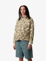 Campera con estampado de camuflaje, sin cuello y con cierre de botones a presión. Tiene tres bolsillos delanteros, uno de ellos con una etiqueta cuadrada tejida.