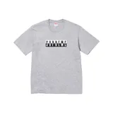 Camiseta gris de manga corta con el logo de Supreme estampado en el pecho con efecto de división.
