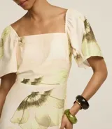 Vestido midi con estampado de mariposas, escote cuadrado y mangas cortas con volados.