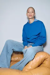 Sudadera azul de cuello redondo y manga larga con acabados en rib.
