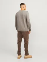 Sweater de punto color gris topo, de manga larga y cuello redondo.