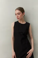 Vestido largo color beige, sin mangas, confeccionado en algodón con calados verticales y bordado tipo ojo de perdiz.